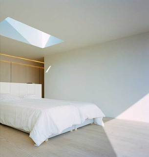Lakeside Bedroom with Skylight
