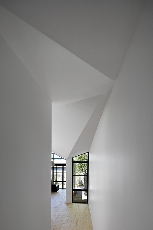 Sedimentary House by Bild Architecture 5
