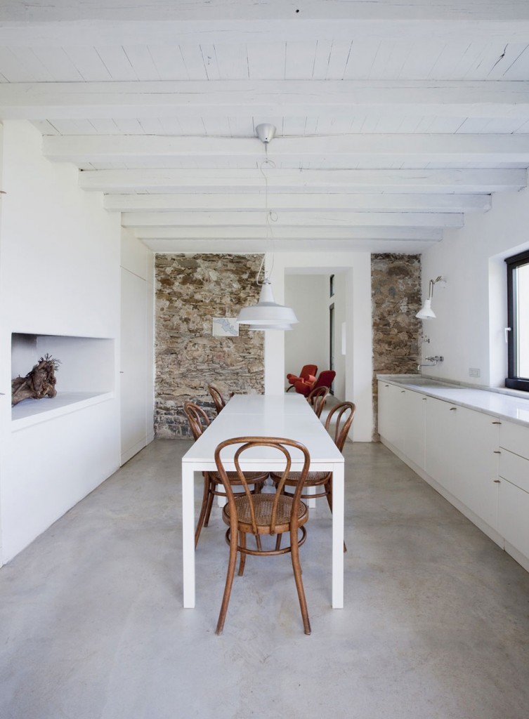 Farmhouse-Restoration-Riomaggiore-Italy-Bright-Kitchen-Dining-Table