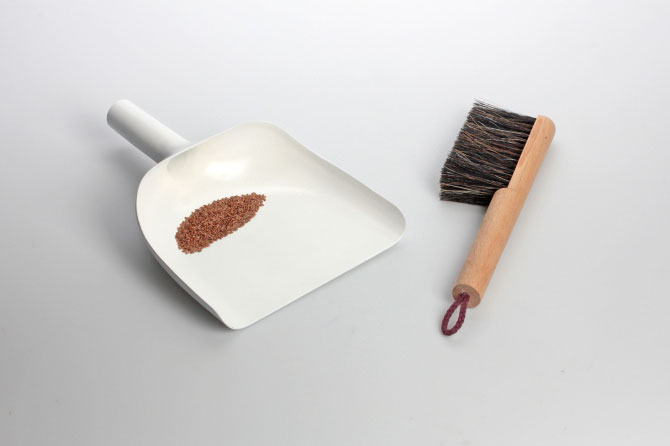 Sweeper and dustpan by Jan Kochański 002