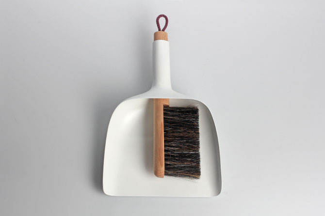 Sweeper and dustpan by Jan Kochański 004